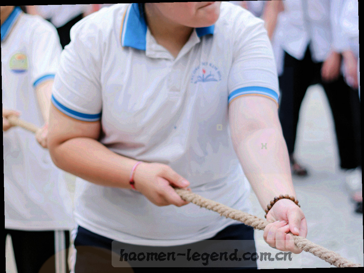 聚光灯打在会馆公告牌上的局部特写，边缘带暖金色光晕